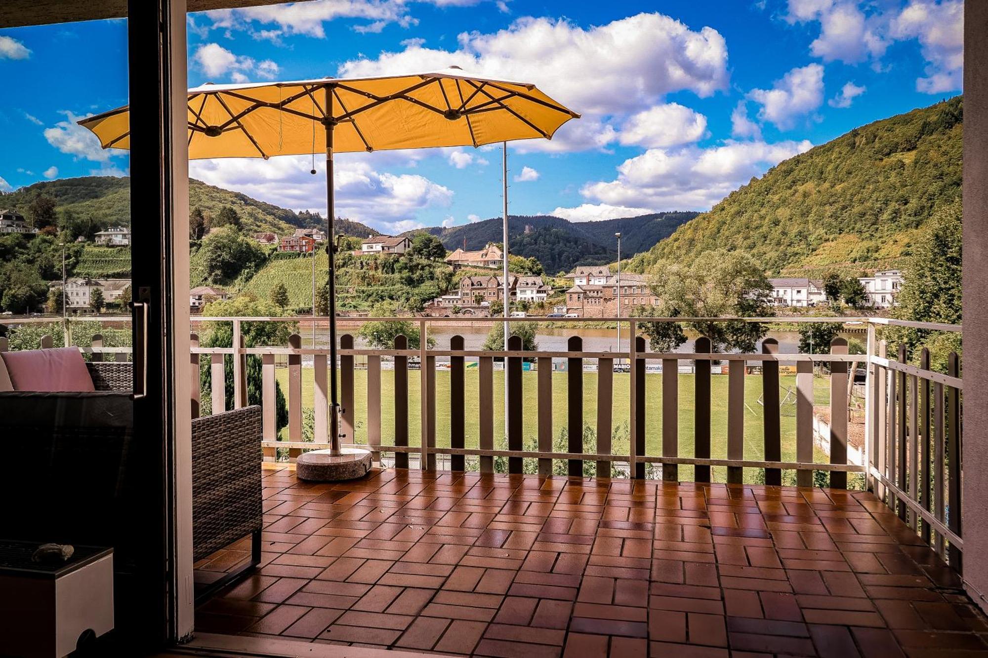 Traumaussicht Kamin Balkon Burgblick 65 Zoll Tv Netflix Sky Joyn Lindenplatz Lägenhet Bullay Exteriör bild