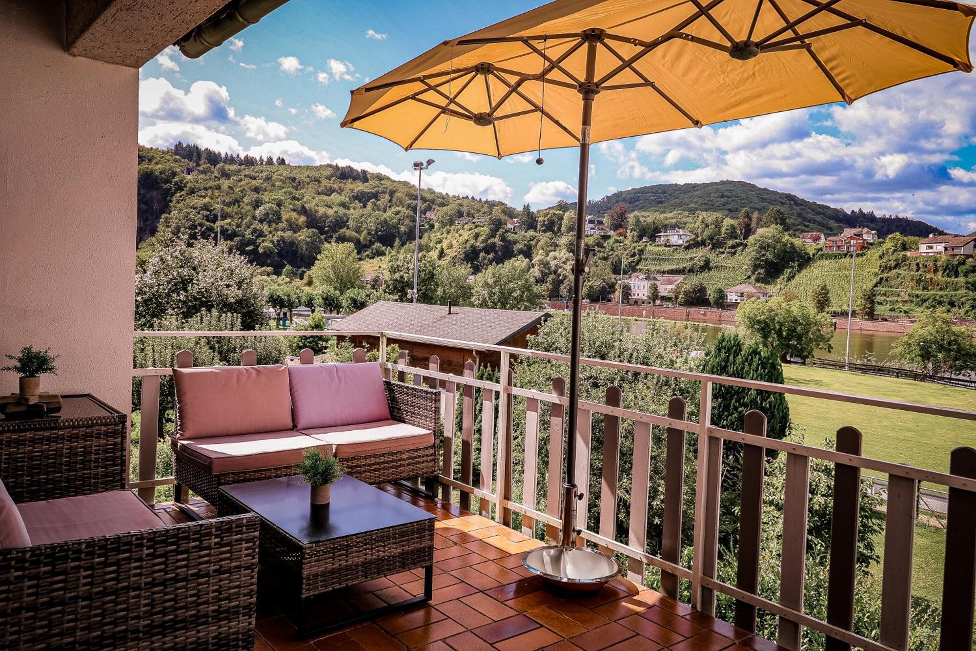 Traumaussicht Kamin Balkon Burgblick 65 Zoll Tv Netflix Sky Joyn Lindenplatz Lägenhet Bullay Exteriör bild